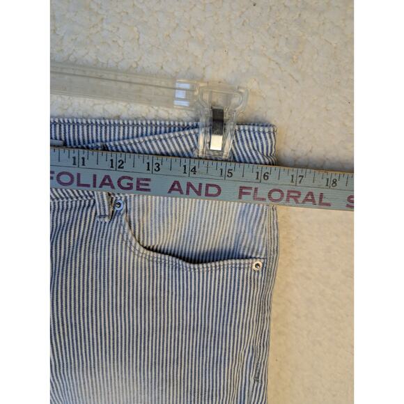 Levi’s Pinstripe Seersucker Bermuda Shorts Blue White Women’s Size 10 Waist - Picture 5 of 9